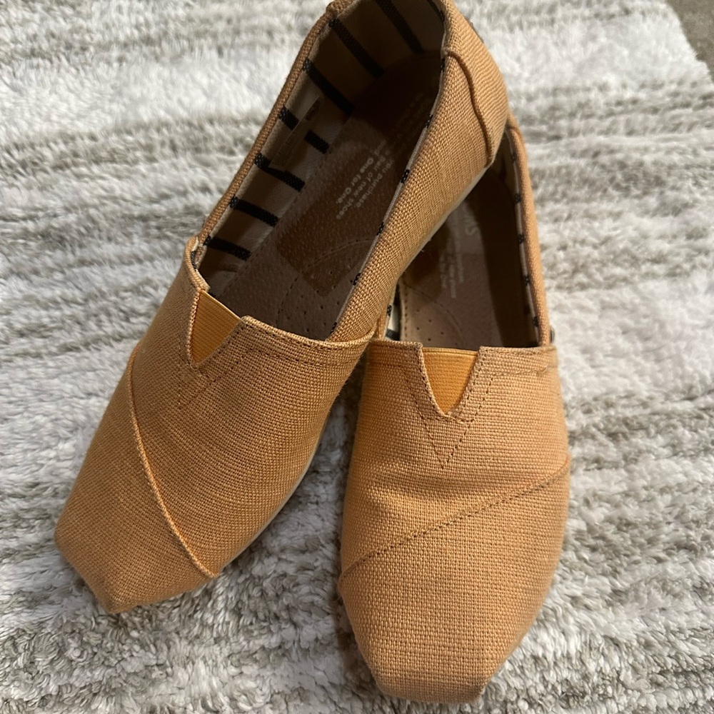 USED — Orange Toms shoes sz W8.5